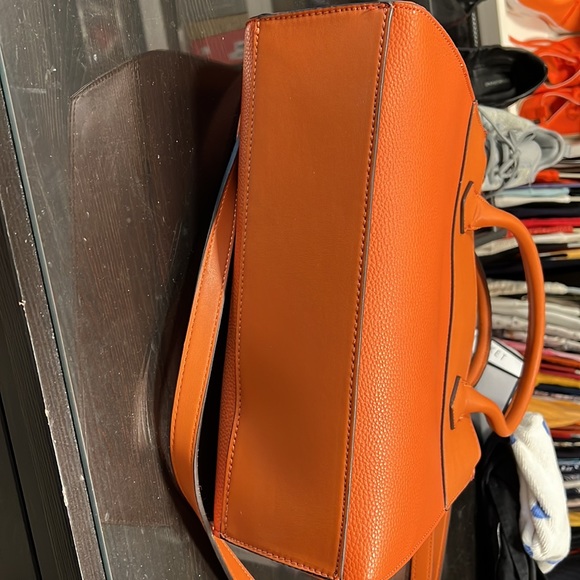 NEW WITH OUT TAGS GUESS LEERA SATCHEL IN ORANGE - Picture 10 of 10